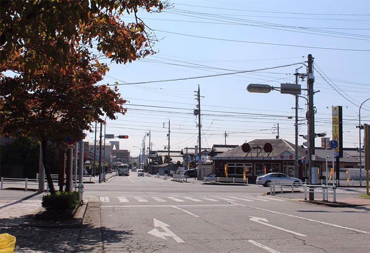 「印場駅南」の信号を左折（藤一番ラーメンさんが目印です）