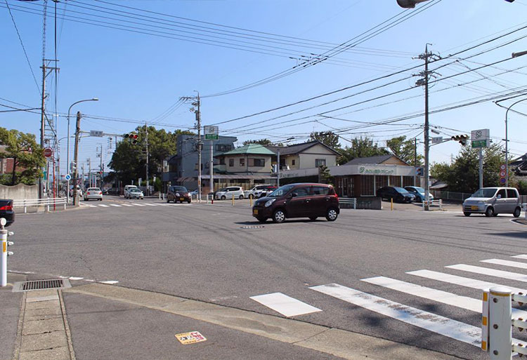 「印場西」の信号を右折（あさい歯科さんが目印です）