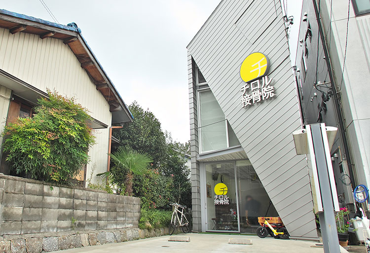 そのまま５０ｍほど直進して頂くと左手に当院が見えてきます（黄色い看板が目印です）